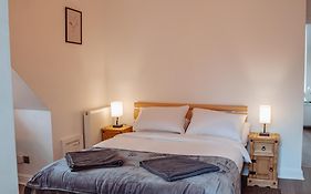 Spacious Flat With Free Parking
